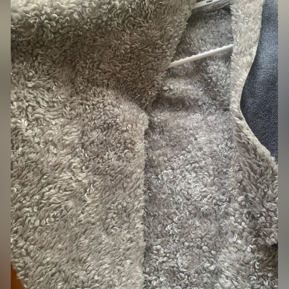 RW&CO Vegan leather vest with faux fur, US medium - Picture 2 of 5